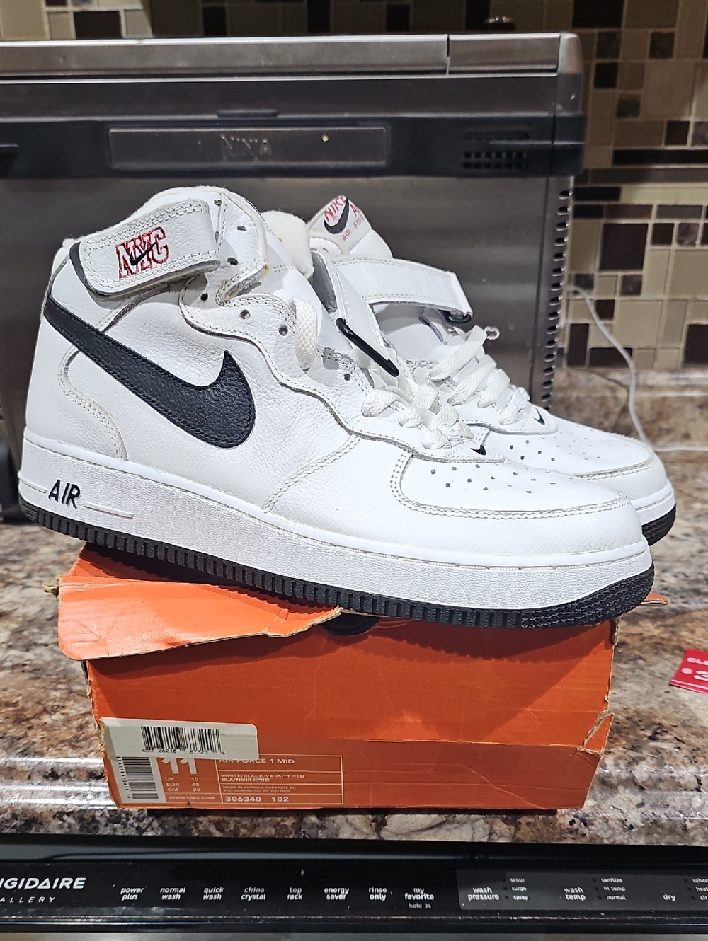 Nike Air Force 1 Mid. NYC